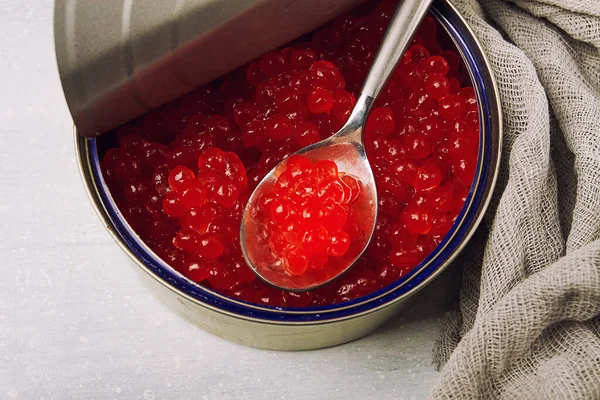 Lata Estaño Con Caviar Rojo Una Cuchara Imitación Vista Superior — Foto de Stock