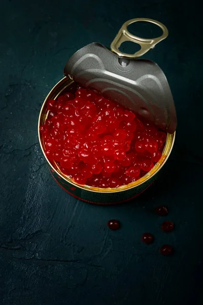 Cínová Plechovka Červeným Kaviárem Lžící Imitace Výhled Shora Nahoře Žádní — Stock fotografie