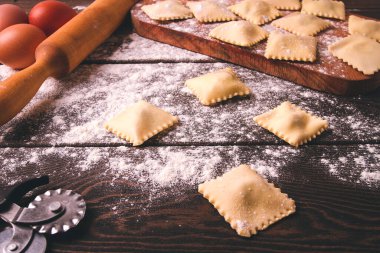 Peynir, ıspanaklı ravioli, ahşap masa, seçici odak, kırsal stil, yatay, insan yok.,