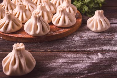 Çiğ khinkali, geleneksel Gürcü yemeği, ahşap bir masada, seçici odaklı, kırsal, insan yok.