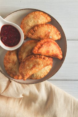 Kızarmış cheburekler, yakın plan, arka planda kimse yok.,