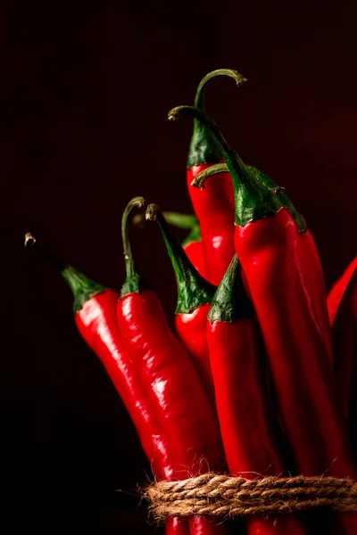 一组红辣椒 深色背景 有选择的焦点 没有人 食物背景 色调图像 — 图库照片
