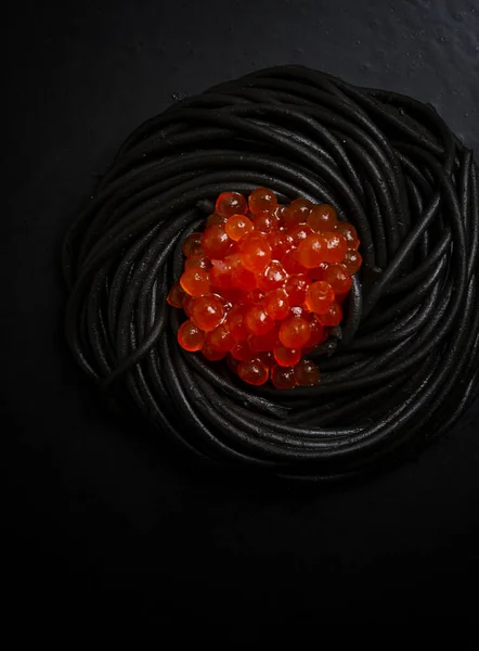 Černé Špagety Červeným Kaviárem Těstoviny Černém Pozadí Výhled Shora Žádní — Stock fotografie