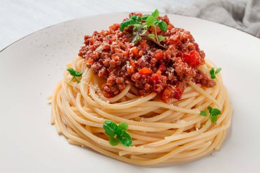 Spagetti bolonez, üst manzara, yakın çekim, insan yok, ev yapımı.,