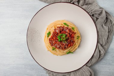 Spagetti bolonez, üst manzara, yakın çekim, insan yok, ev yapımı.,