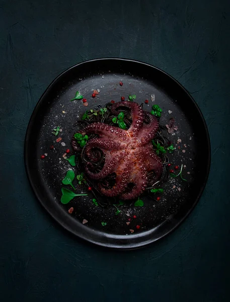 Chobotnice Černými Špagetami Těstovinami Kořením Bylinkami Výhled Shora Žádní Lidé — Stock fotografie