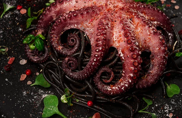 Chobotnice Černými Špagetami Těstovinami Kořením Bylinkami Výhled Shora Žádní Lidé — Stock fotografie