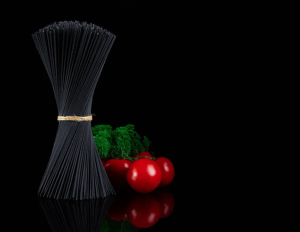 Kytice Černé Špagety Nori Složkami Rajčaty Bazalkou Černém Pozadí Horizontální — Stock fotografie