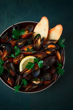 Taze, haşlanmış midye, Karadeniz, maydanozlu ve limonlu, insan yok, üst manzara