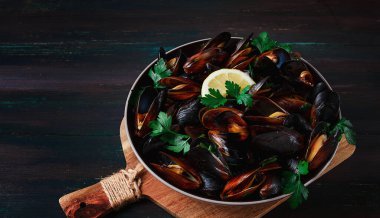 Taze, haşlanmış midye, Karadeniz, maydanozlu ve limonlu, insan yok, üst manzara