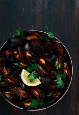 Taze, haşlanmış midye, Karadeniz, maydanozlu ve limonlu, insan yok, üst manzara