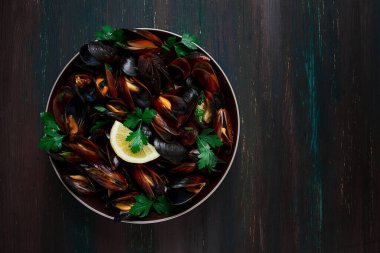 Taze, haşlanmış midye, Karadeniz, maydanozlu ve limonlu, insan yok, üst manzara