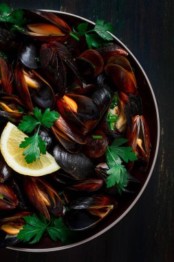Taze, haşlanmış midye, Karadeniz, maydanozlu ve limonlu, insan yok, üst manzara