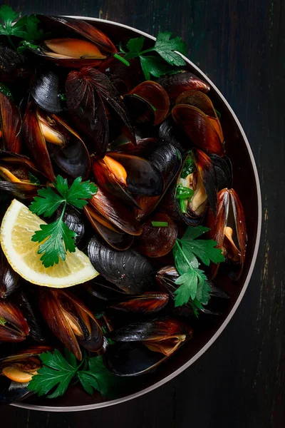 Taze, haşlanmış midye, Karadeniz, maydanozlu ve limonlu, insan yok, üst manzara
