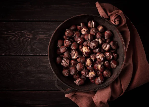 Castagne Arrosto Una Padella Ferro Tavolo Legno Vista Dall Alto — Foto Stock