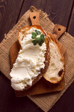 Sandviç, krem peynirli, ev yapımı, kesme tahtasında, köy tarzı, insan yok, seçici odaklanma, kahvaltı.
