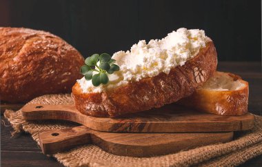 Sandviç, krem peynirli, ev yapımı, kesme tahtasında, köy tarzı, insan yok, seçici odaklanma, kahvaltı.