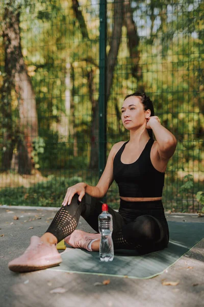 Jonge Vrouw Zwarte Sportkleding Stretching Doet Sport Het Park Aantrekkelijk — Stockfoto