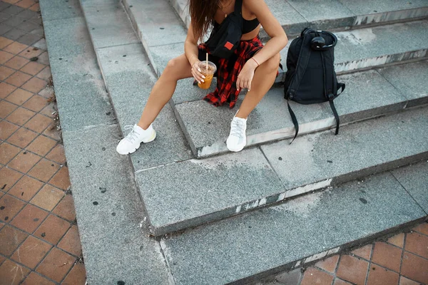 Fechar Limonada Adolescente Elegante Segurando Uma Xícara Plástico Com Uma — Fotografia de Stock