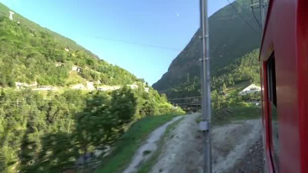 Πανοραμική θέα από το ελβετικό σιδηροδρομικό παράθυρο των αλπικών βουνών και φαραγγιών. — Αρχείο Βίντεο
