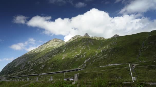 Wolken tijd vervagen boven een bergdal in de Zwitserse Alpen, Zwitserland. — Stockvideo