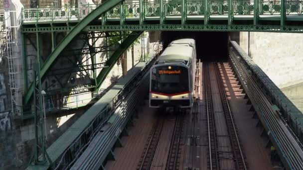 Le mouvement d'un train de métro sur les rails à Vienne. — Video