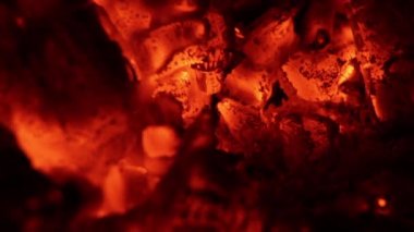 Ağaçta yanan bir ateşin yakın çekimi. Bir ağacın alevleri, yanan kömürleri..
