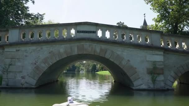 Voyagez Sous Petit Pont Sur Petit Bateau Sur Lac Vue — Video