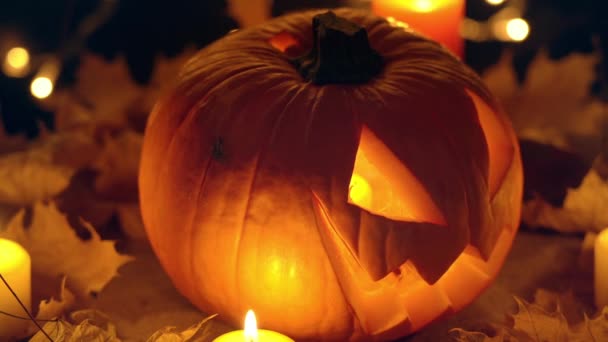 Rzeźbienie Doskonałej Latarni Jacka Latarnia Jacka Halloween Dynia Świecą Wewnątrz — Wideo stockowe