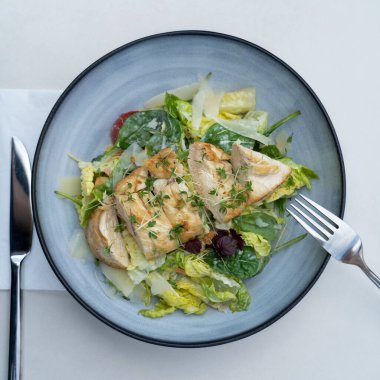 Tavuk ve lahanalı yeşil salata.