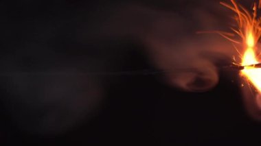 Yanan Fünye, Patlayan Kordon, Kıvılcım