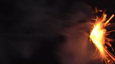 Yanan Fünye, Patlayan Kordon, Kıvılcım