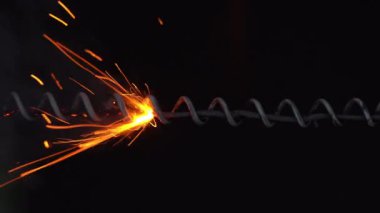 Yanan Fünye, Patlayan Kordon, Kıvılcım