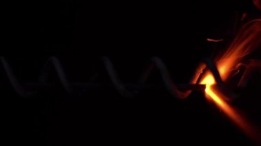 Yanan Fünye, Patlayan Kordon, Kıvılcım