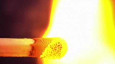 Yanan kibrit, tutuşan ateş, alev