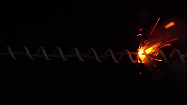 Jasny Strumień Ognia Iskry Dym Zapalonego Lontu Czarnym Tle Zwolnij — Wideo stockowe