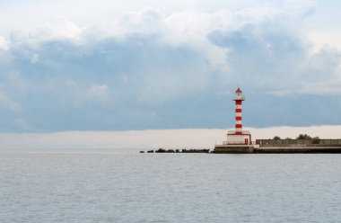 Limandaki kırmızı ve beyaz deniz feneri. Marine Pier 'da. Deniz Burnu, Odessa, Ukrayna.