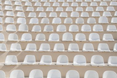 Terk edilmiş stadyum, boş stantlar, seyirci yok..