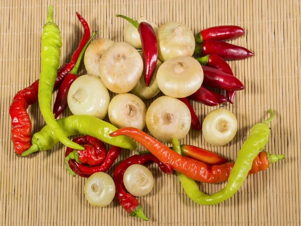 Uien, paprika's en chili — Stockfoto