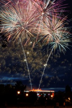 Nijniy Novgorod, Rusya'nın en güzel şehirlerinden biri olan parlak havai fişek