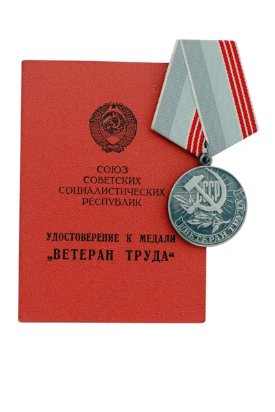La medalla URSS "Veterano del trabajo" con el certificado. La imagen aislada — Foto de Stock