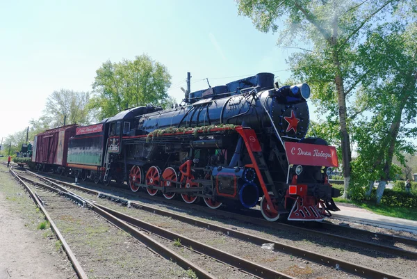 Die in Betrieb befindliche Lokomotive l-3095 mit Wagen zu Ehren des Sieges, auf der Eisenbahn in Nischni Nowgorod — Stockfoto