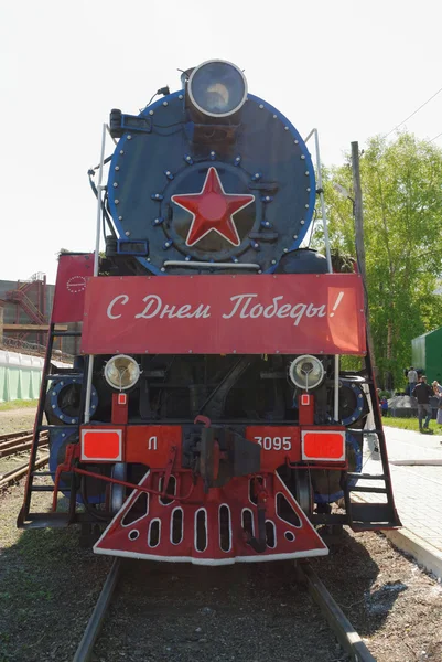 The operating L-3095 Engine with cars in honor of the Victory Day, on the railroad in Nizhny Novgorod — Stock Photo, Image