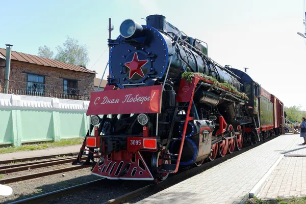 The operating L-3095 Engine with cars in honor of the Victory Day, on the railroad in Nizhny Novgorod — Stock Photo, Image
