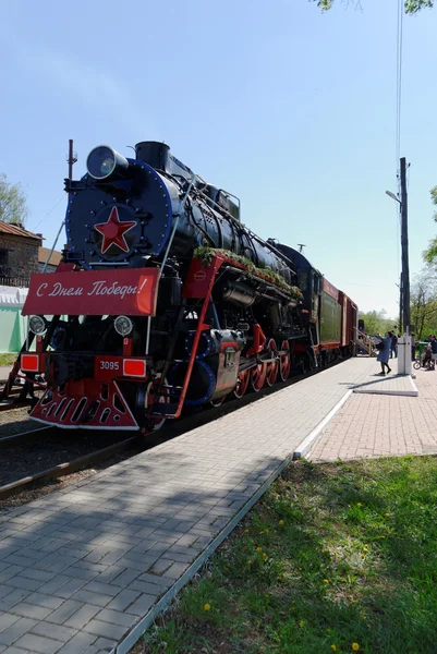 The operating L-3095 Engine with cars in honor of the Victory Day, on the railroad in Nizhny Novgorod — Stock Photo, Image