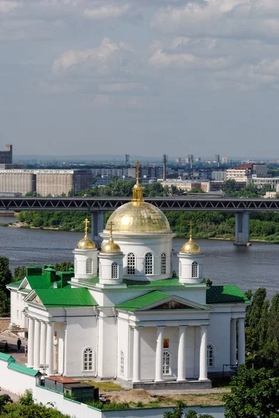 O templo do Prelado Alexy Moskovsky em Nizhny Novgorod. Dia ensolarado com um conjunto de nuvens no céu . — Fotografia de Stock