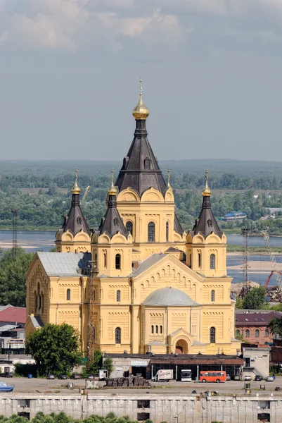 Alexander Nevsky's temple in Nizhny Novgorod on confluence of Oka and Volga — Stock Photo, Image