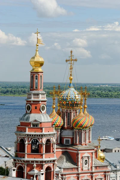 Igreja de Stroganov em Volga Embankment em Nizhny Novgorod — Fotografia de Stock