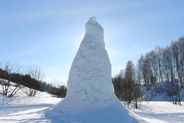Ledová fontána v rokli nedaleko řeky Volhy — Stock fotografie