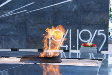 Nijniy novgorod kremlin bölgesinde büyük Vatanseverlik Savaşı tarihi olan stella karşı sonsuz alev